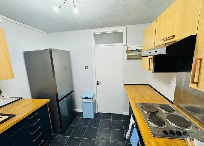 Air Conditioned Luxury 2-Bed Apartment,Office With Built-In Tv King Bed, Private Entrance And Free Parking